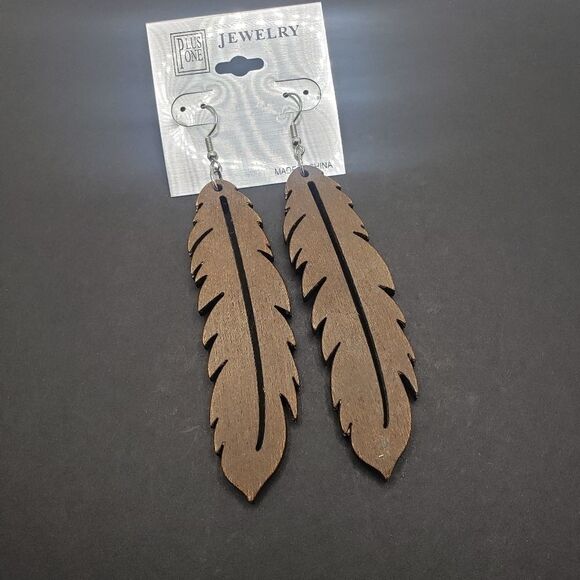 Long boho wood carved feather shape earrings - Picture 2 of 4